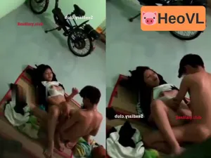 Quay lén hai em học sinh lén lút trong trọ